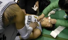 开云体育直播-球员受伤紧急送医，球场气氛凝重