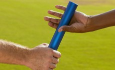 开云体育直播-赛道上的逆袭，拉塞尔点燃赛场，梅赛德斯险胜红牛