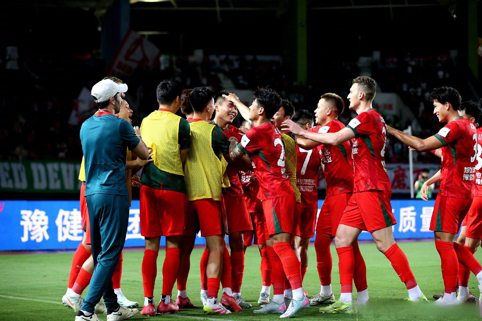 足球赛场上爆发热火较量,一队成功夺冠的简单介绍 足球赛场上爆发热火较量,一队成功夺冠的简单介绍