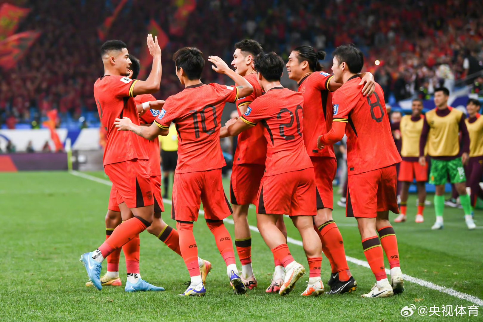 包含厮杀激烈，中超赛场上球员实力对决纷呈的词条