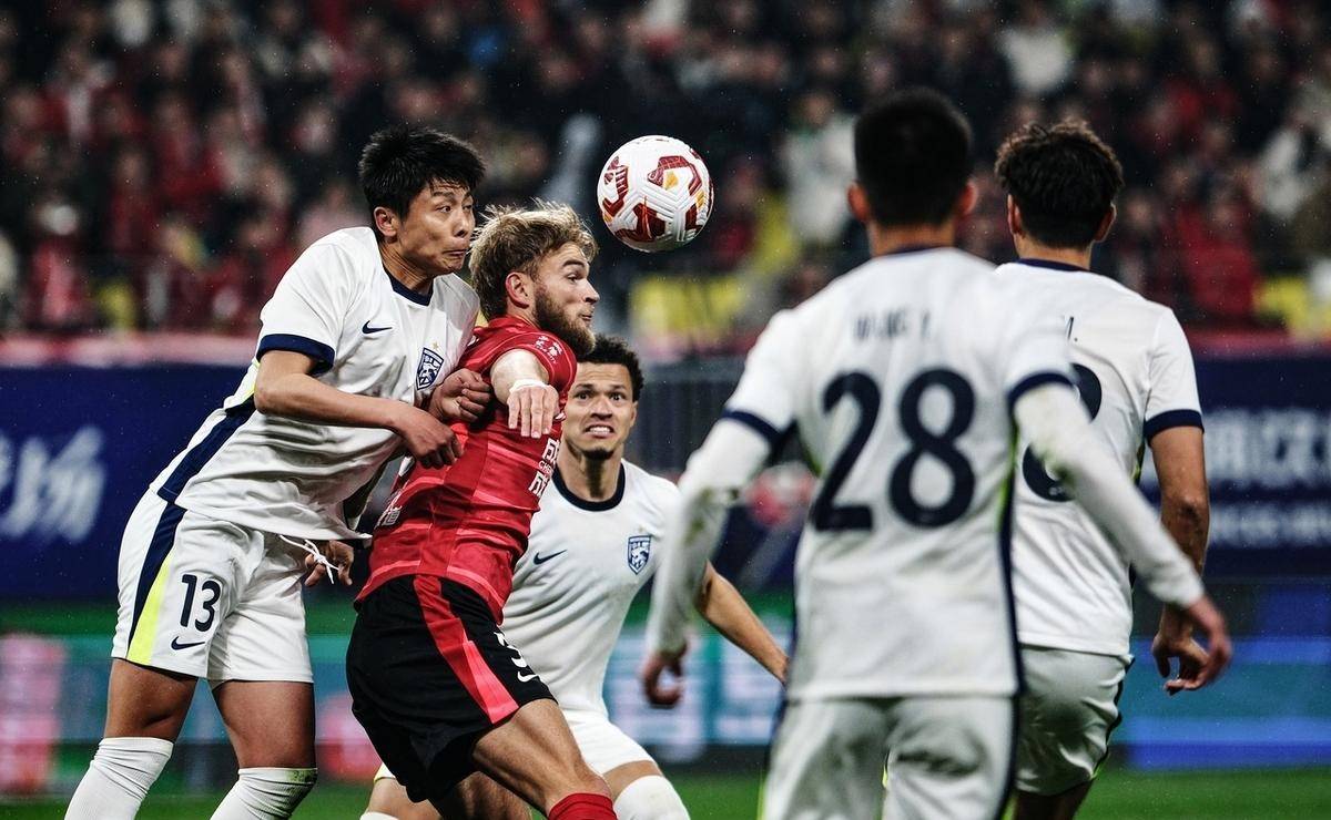 包含厮杀激烈，中超赛场上球员实力对决纷呈的词条