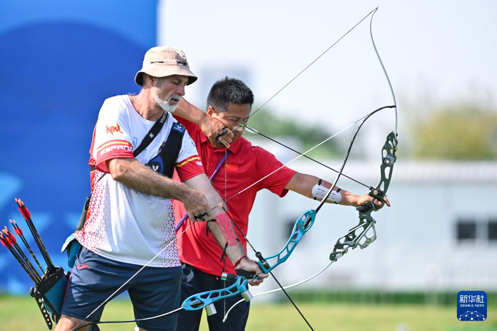 射箭比赛中选手神箭连发，稳定发挥