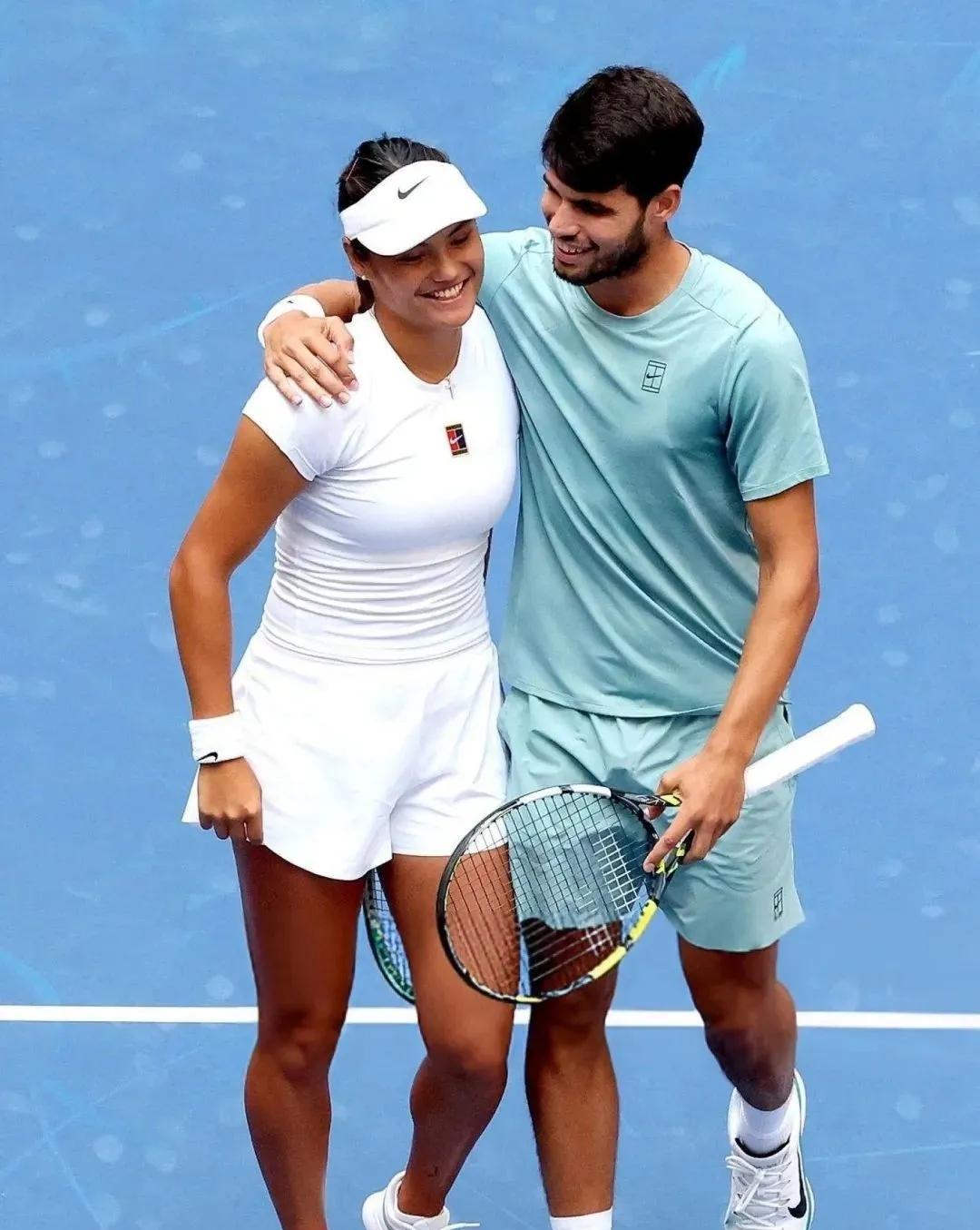 包含美国网球队爆冷西班牙网球队，阿尔卡拉斯关键制胜的词条