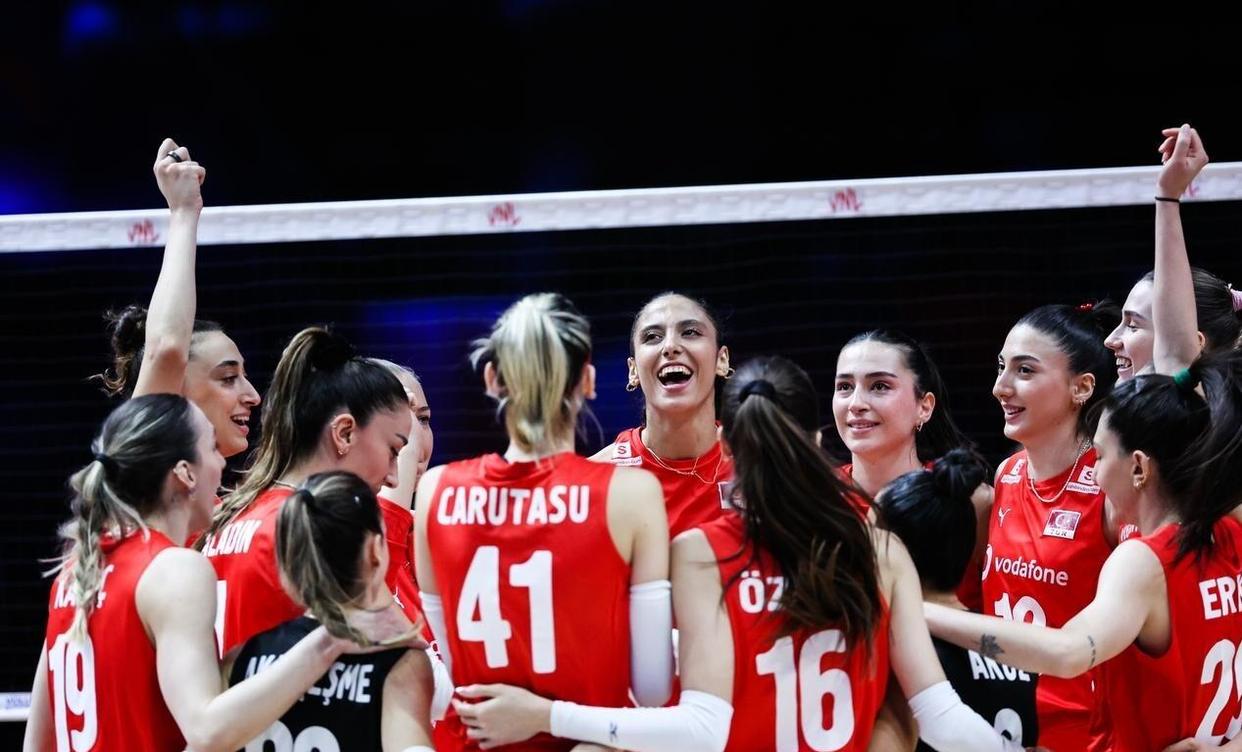 包含波兰球员前往英国挑战新生代球星的词条