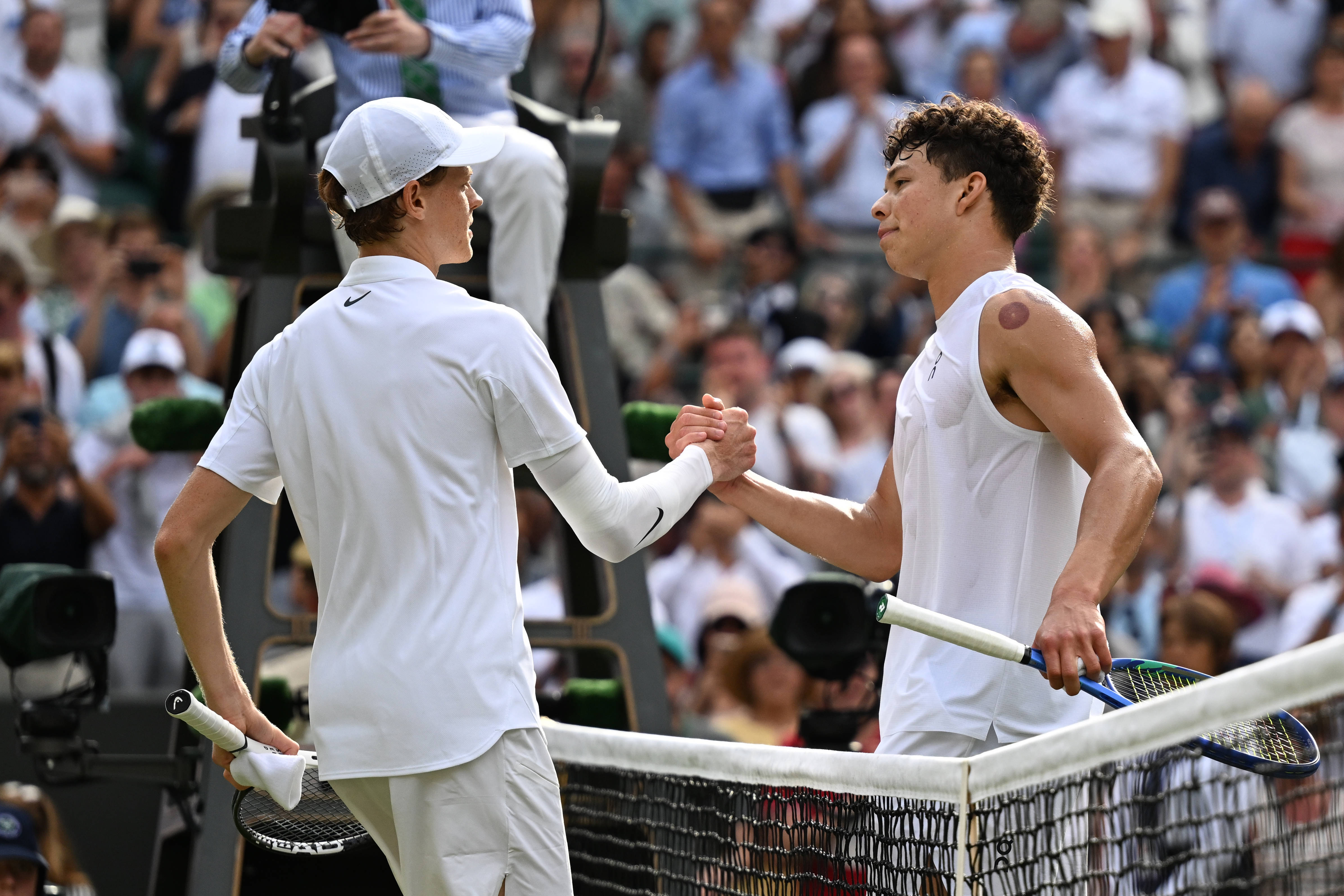 法网翻盘温网，辛纳带队取胜