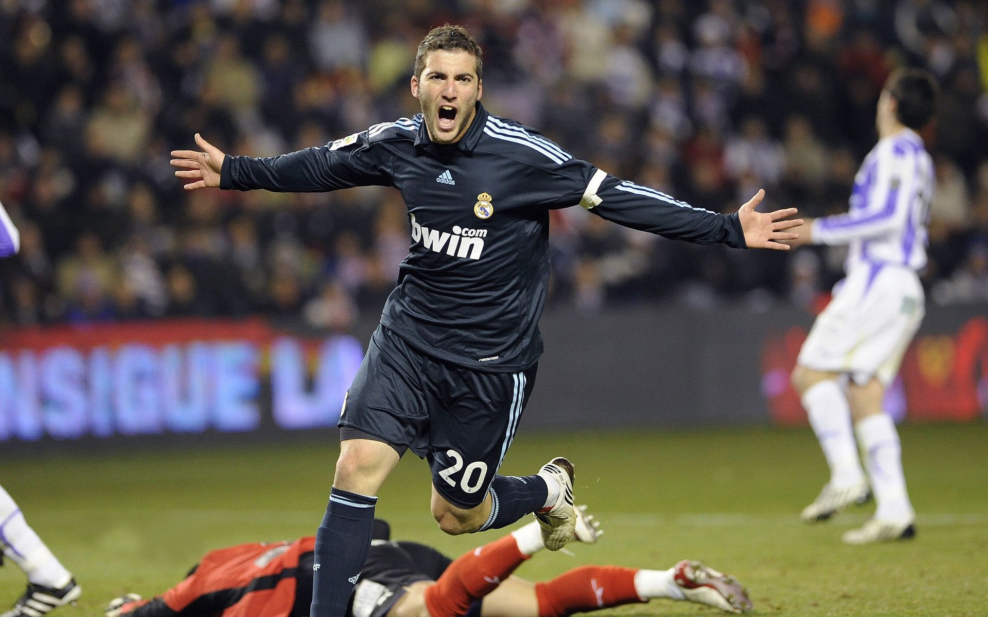 戈麦斯一锤定音，奥地利黑马险胜巴萨书写欧冠新章